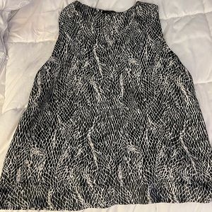 Grey and white snake design, blousy sleeveless tiered shirt. Size xl. West kel.